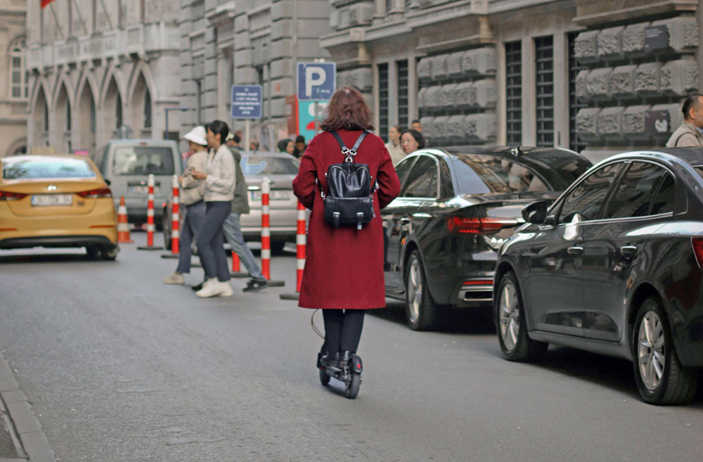 Segways sur les quais d'une rivière