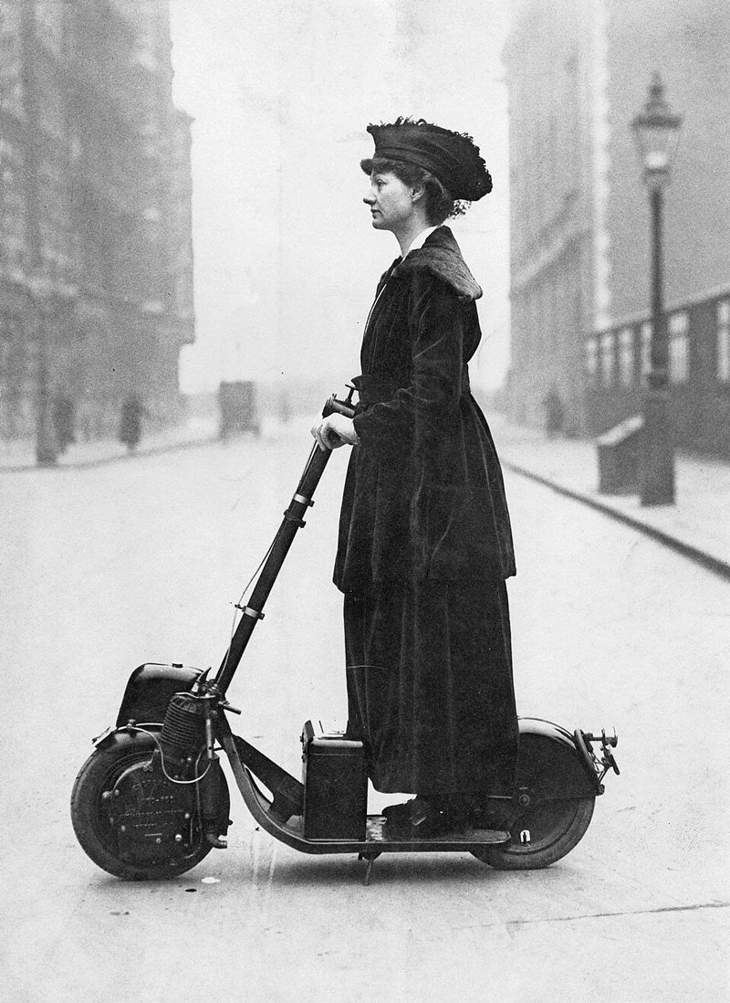 Lady Florence Norman sur sa trottinette motoriée (Londres, 1916) - source : Wikipedia