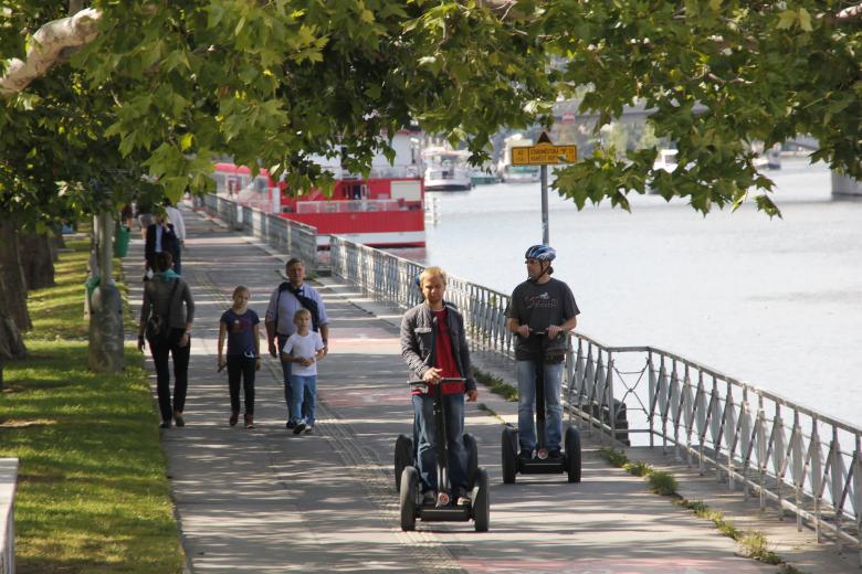 Segways sur les quais d'une rivière