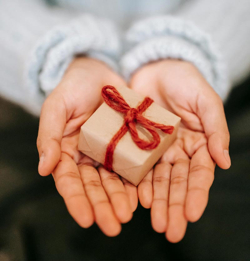 Petit cadeau dans les mains d'une femme (pexels.com - Liza Summer)